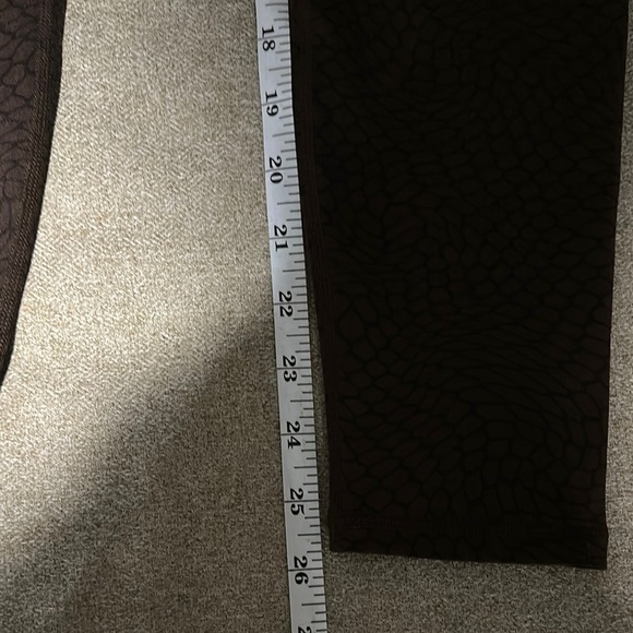 Stylish Black Patterned Leggings - Picture 3 of 4